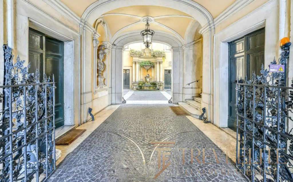 Роскошный вход в элитный итальянский дворец с коваными воротами и фонтаном на территории, подчеркнущий эксклюзивность недвижимости.
