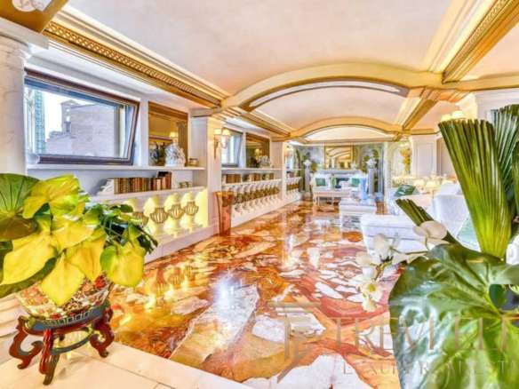 Роскошная гостиная с богатой отделкой, мраморным полом и ярким освещением, создающая атмосферу эксклюзивности и комфорта. Идеальное место для отдыха и встреч в элитной недвижимости.