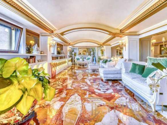 Роскошный интерьер салона с яркими декоративными элементами и высоким потолком в стиле классика. Великолепное освещение, уютный дизайн и элегантная мебель подчеркивают престиж агентства недвижимости Треви Элит.