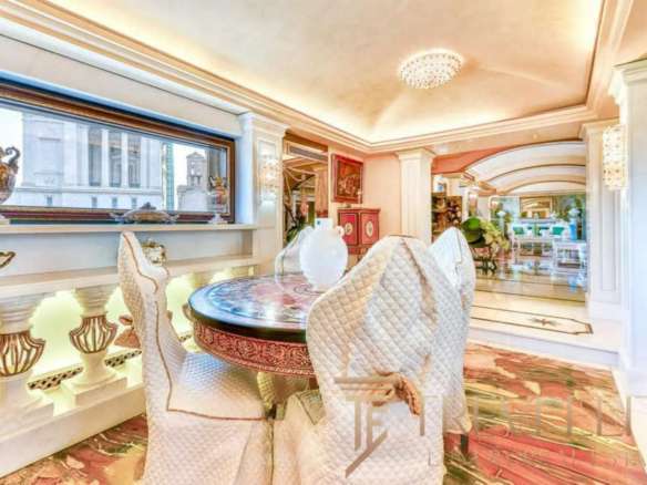 Роскошная обеденная зона в элитном интерьере с изящной мебелью и светильниками. Идеальный дизайн для эксклюзивных мировых и итальянских роскошных недвижимости.