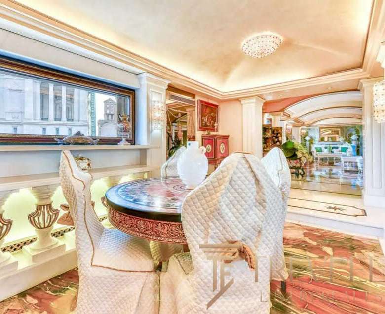 Роскошная обеденная зона в элитном интерьере с изящной мебелью и светильниками. Идеальный дизайн для эксклюзивных мировых и итальянских роскошных недвижимости.