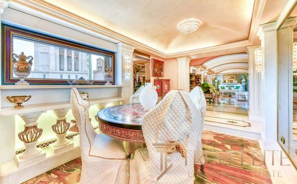 Роскошная обеденная зона в элитном интерьере с изящной мебелью и светильниками. Идеальный дизайн для эксклюзивных мировых и итальянских роскошных недвижимости.