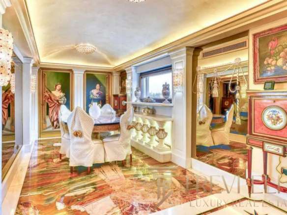 Роскошная обеденная зона в элитной квартире с высокими потолками, антикварной мебелью и изысканным декором, создающая атмосферу итальянской роскоши и уюта.