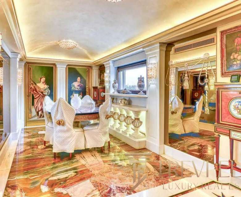 Роскошная обеденная зона в элитной квартире с высокими потолками, антикварной мебелью и изысканным декором, создающая атмосферу итальянской роскоши и уюта.