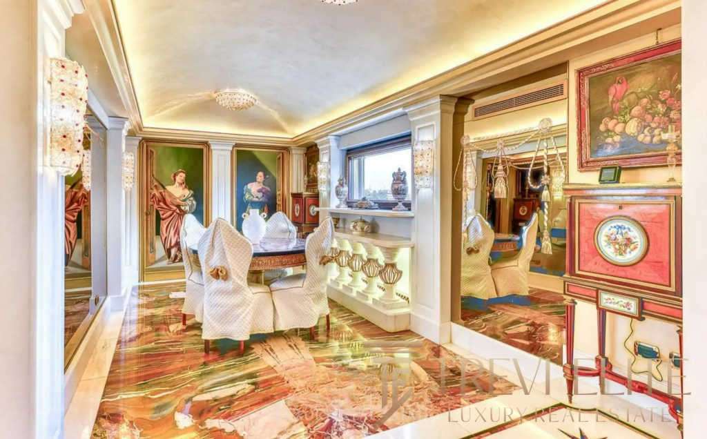 Роскошная обеденная зона в элитной квартире с высокими потолками, антикварной мебелью и изысканным декором, создающая атмосферу итальянской роскоши и уюта.