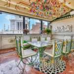 Современная роскошная обеденная зона в апартаментах с панорамными окнами, дизайнерским интерьером и декоративными элементами в стиле классика. Идеальное место для уютных приемов и торжественных ужинов.