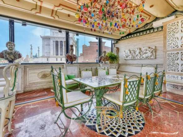 Современная роскошная обеденная зона в апартаментах с панорамными окнами, дизайнерским интерьером и декоративными элементами в стиле классика. Идеальное место для уютных приемов и торжественных ужинов.