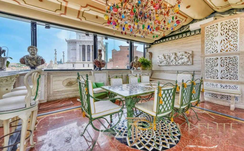 Современная роскошная обеденная зона в апартаментах с панорамными окнами, дизайнерским интерьером и декоративными элементами в стиле классика. Идеальное место для уютных приемов и торжественных ужинов.