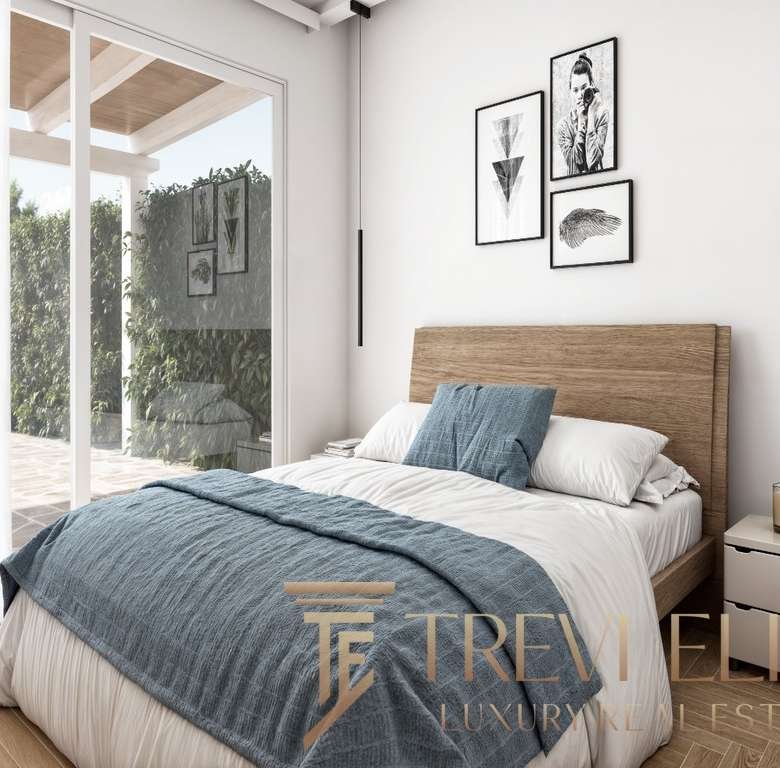 Современная спальня с светлым дизайном, деревянной кроватью и уютной отделкой, большая терраса с видом на природу. Идеальное жилье в элитной недвижимости Италии и мира от Треви Элит.