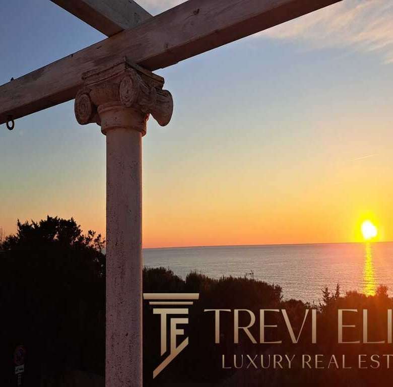 Виды живописного пляжа и закат на побережье с старинными колоннами и архитектурными элементами, создающими атмосферу итальянского шика и эксклюзивности. Идеальный кадр для агентства недвижимости премиум-класса.