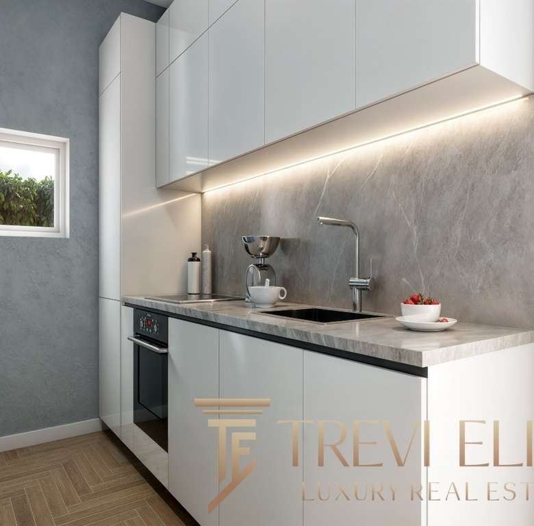 Современная кухня с белой мебелью и встроенной техникой, яркое освещение и стильный дизайн, сочетание минимализма и функциональности, идеальное решение для элитных апартаментов.