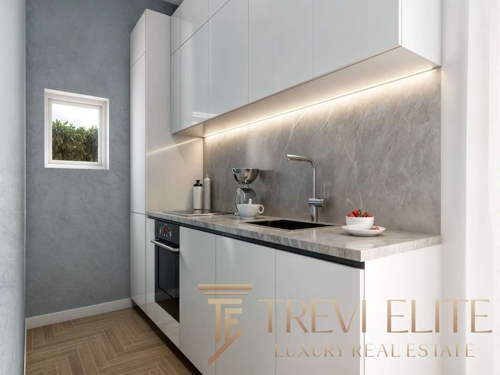 Современная кухня с белой мебелью и встроенной техникой, яркое освещение и стильный дизайн, сочетание минимализма и функциональности, идеальное решение для элитных апартаментов.