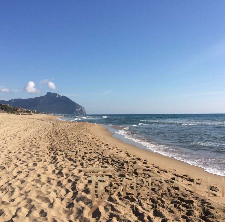 Незагрязненный пляж с золотым песком и видом на горы и море. Идеальное место для отдыха и элитной недвижимости в Италии.