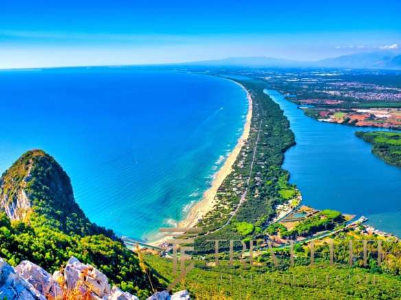 Живописный вид на морской берег и зеленую природу с высоты птичьего полета, идеально подходит для элитной недвижимости и роскошных вилл.