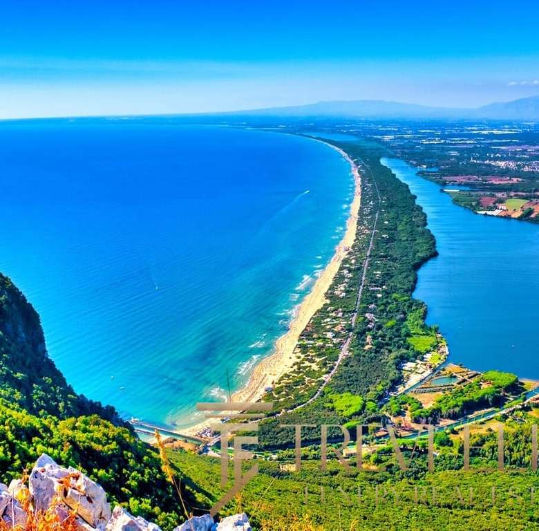 Живописный вид на морской берег и зеленую природу с высоты птичьего полета, идеально подходит для элитной недвижимости и роскошных вилл.
