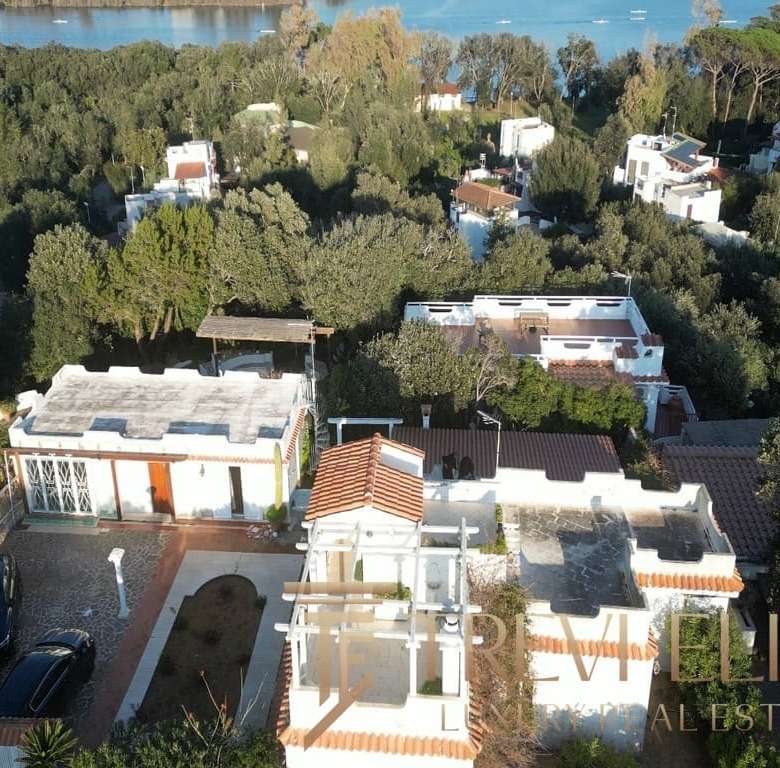 Роскошное жилое особняк с современным дизайном и просторной террасой, окружённый зеленью, в престижном районе с видом на море. Идеально для тех, кто ищет эксклюзивную недвижимость.