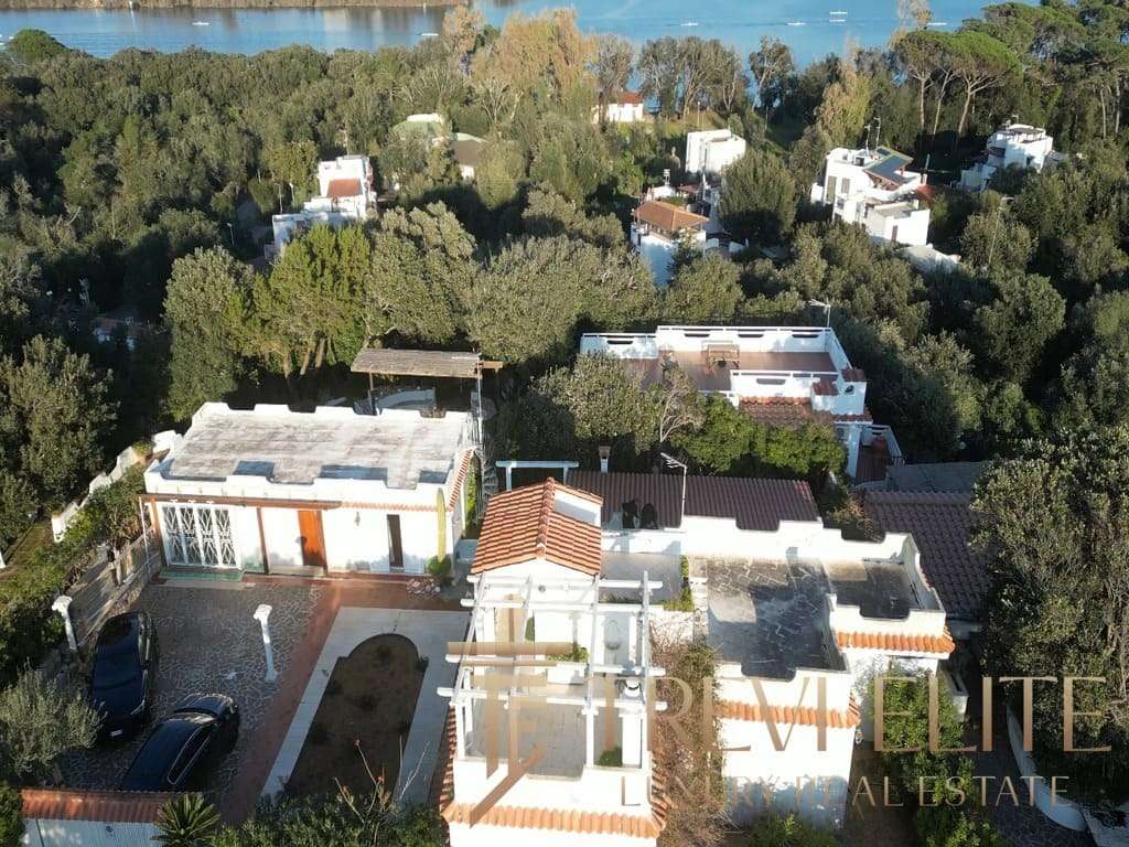 Роскошное жилое особняк с современным дизайном и просторной террасой, окружённый зеленью, в престижном районе с видом на море. Идеально для тех, кто ищет эксклюзивную недвижимость.