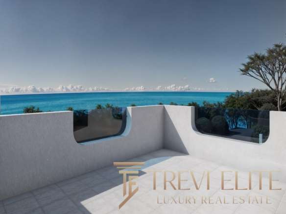 Роскошный вид на море с террасы в эксклюзивной недвижимости Треви Элит.