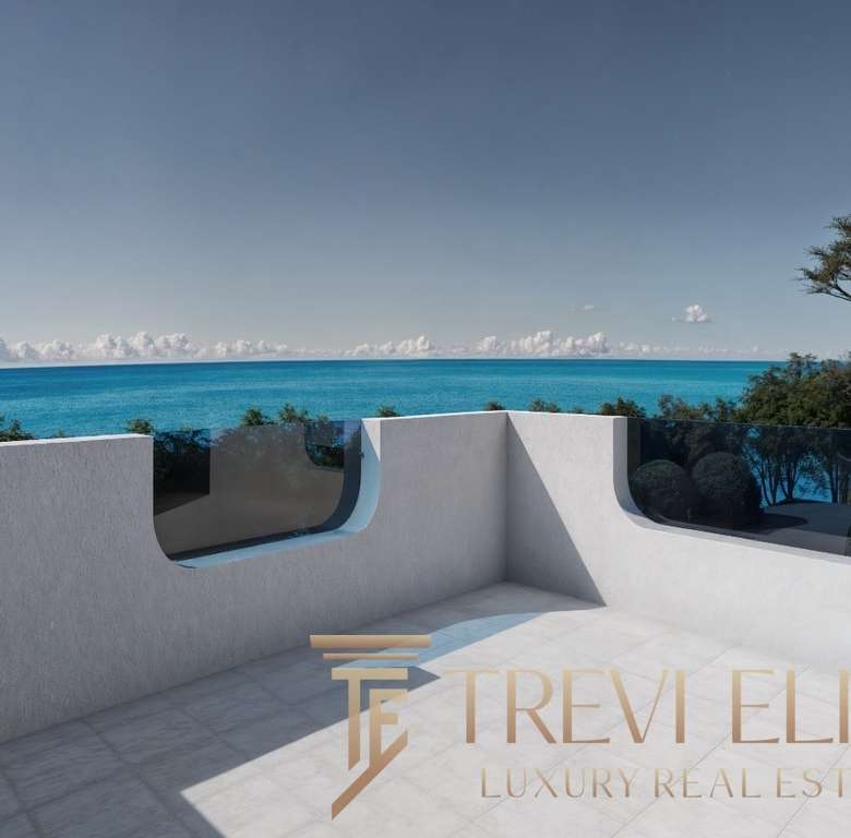 Роскошный вид на море с террасы в эксклюзивной недвижимости Треви Элит.