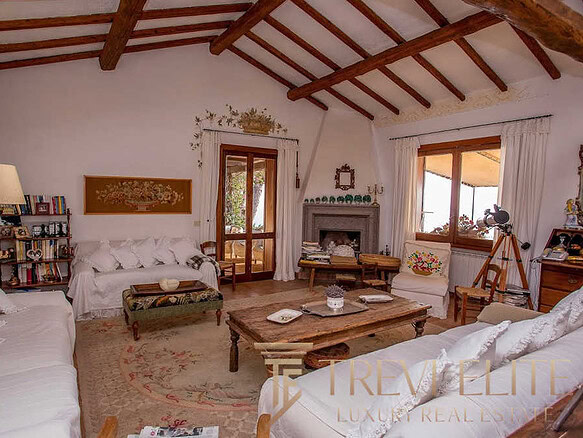 Элитное жилье в стиле шале с деревянными потолочными балками и уютной атмосферой, идеально для ценителей роскоши и комфорта в Италии.