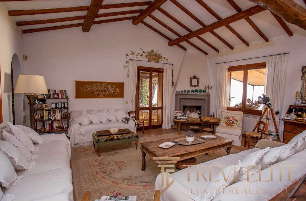 Элитное жилье в стиле шале с деревянными потолочными балками и уютной атмосферой, идеально для ценителей роскоши и комфорта в Италии.