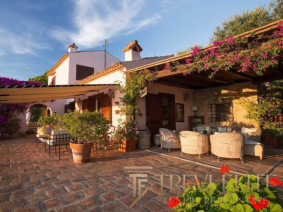 Элитная загородная вилла в Италии с уютной террасой и красивым садом, идеально подходящая для роскошного отдыха и проживания в престижных районах.