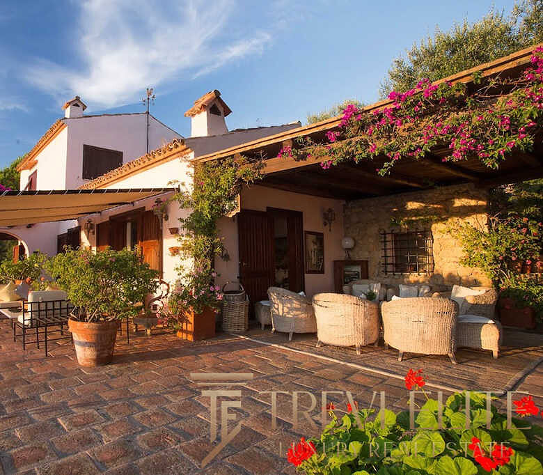 Элитная загородная вилла в Италии с уютной террасой и красивым садом, идеально подходящая для роскошного отдыха и проживания в престижных районах.