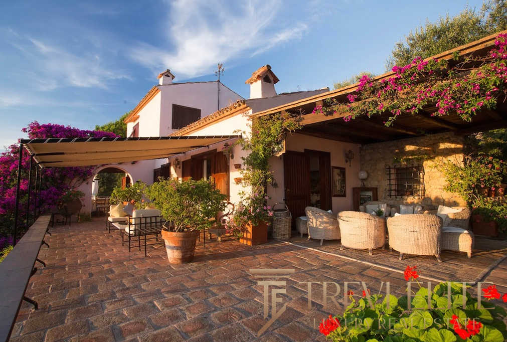 Элитная загородная вилла в Италии с уютной террасой и красивым садом, идеально подходящая для роскошного отдыха и проживания в престижных районах.