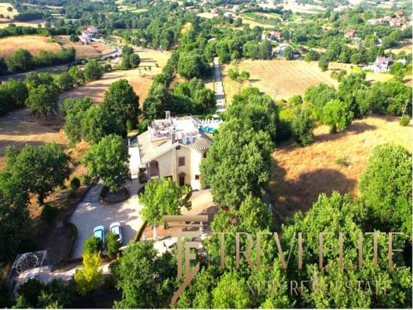 Элитное роскошное итальянское поместье на природе с просторным бассейном и живописным садом. Идеальный дом для ценителей элитной недвижимости и высокого комфорта.