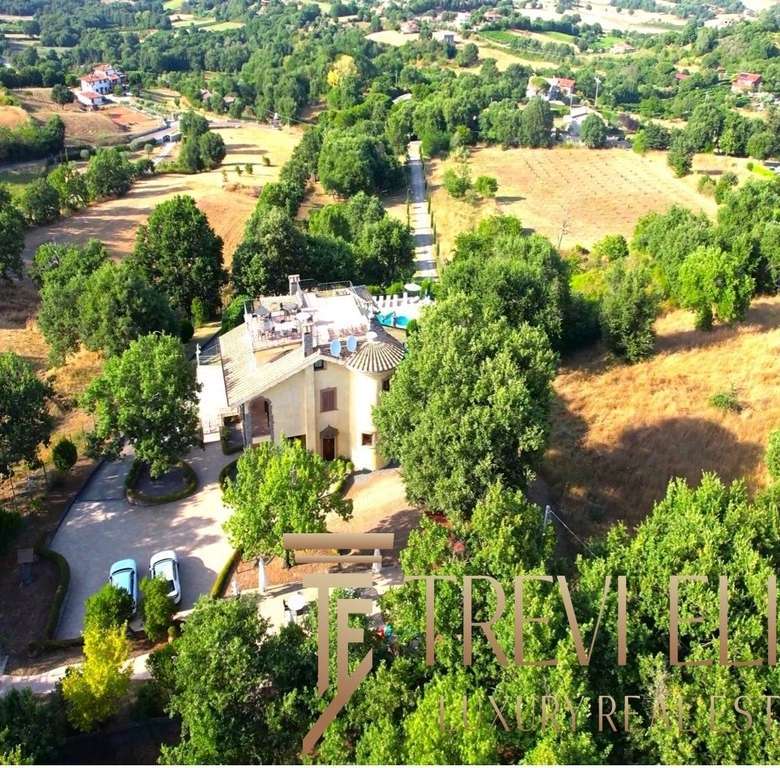 Элитное роскошное итальянское поместье на природе с просторным бассейном и живописным садом. Идеальный дом для ценителей элитной недвижимости и высокого комфорта.