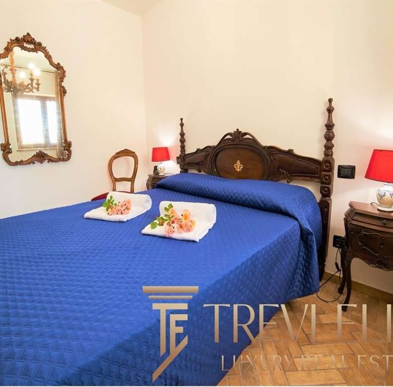 Роскошная спальня с классическими деревянными элементами и аккуратной отделкой, уютная атмосфера, мягкое освещение и элегантный дизайн, создающий атмосферу комфорта и позолоты.