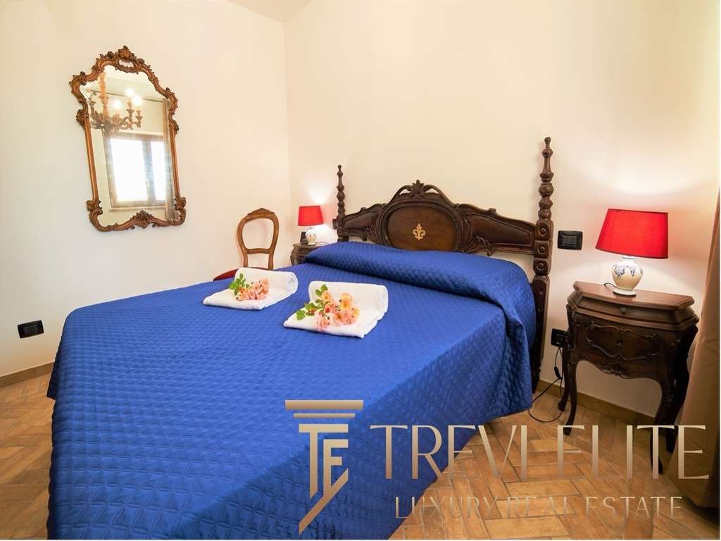 Роскошная спальня с классическими деревянными элементами и аккуратной отделкой, уютная атмосфера, мягкое освещение и элегантный дизайн, создающий атмосферу комфорта и позолоты.