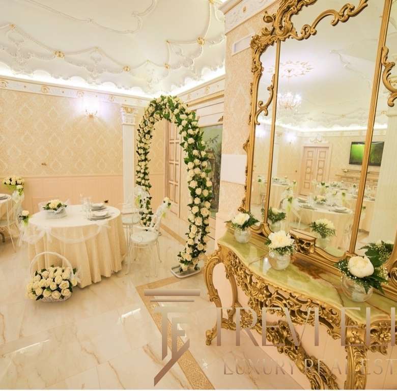 Элегантная зал свадебной церемонии с изысканным декором, цветочными аранжировками и классической мебелью в стиле роскошного особняка.
