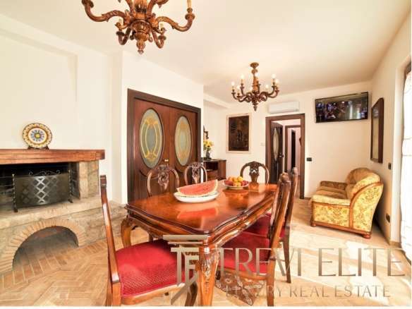 роскошная гостиная в итальянском стиле с деревянной мебелью, камином и канделябрами, интерьер высокого класса, элитная недвижимость, Треви Элит.