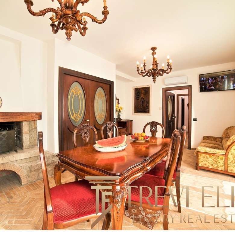 роскошная гостиная в итальянском стиле с деревянной мебелью, камином и канделябрами, интерьер высокого класса, элитная недвижимость, Треви Элит.