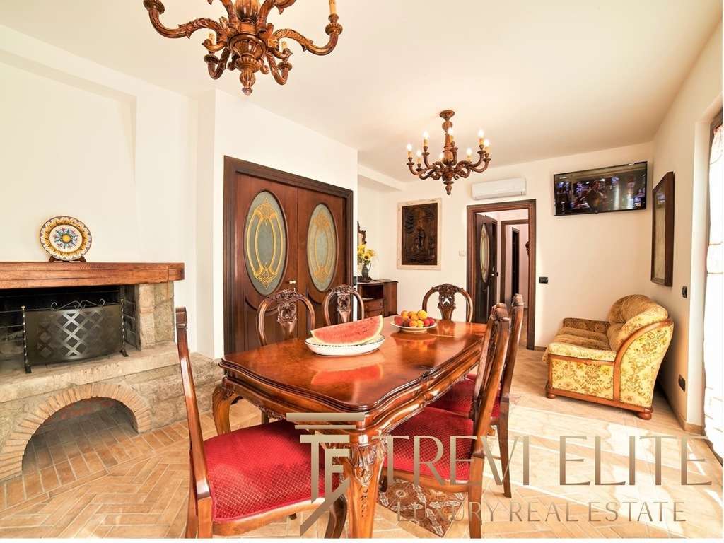 роскошная гостиная в итальянском стиле с деревянной мебелью, камином и канделябрами, интерьер высокого класса, элитная недвижимость, Треви Элит.