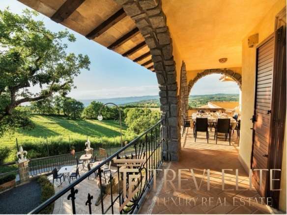 Роскошный балкон с видом на зелёные холмы и бескрайний пейзаж, украшенный итальянским стилем, уютной мебелью и атмосферой уюта в элитной недвижимости Треви Элит.