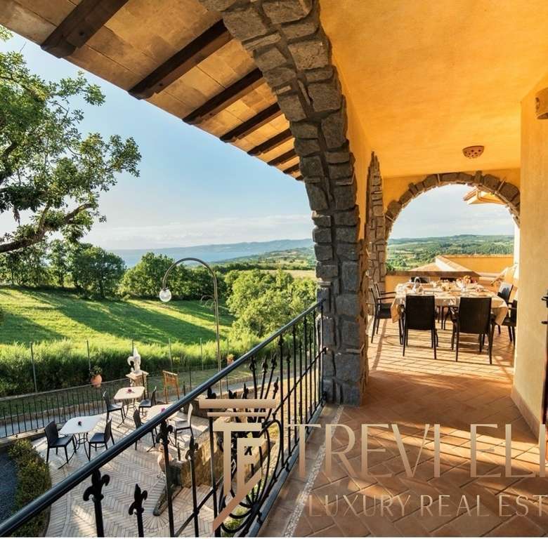 Роскошный балкон с видом на зелёные холмы и бескрайний пейзаж, украшенный итальянским стилем, уютной мебелью и атмосферой уюта в элитной недвижимости Треви Элит.