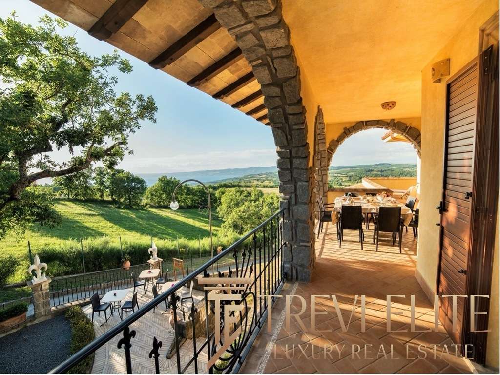 Роскошный балкон с видом на зелёные холмы и бескрайний пейзаж, украшенный итальянским стилем, уютной мебелью и атмосферой уюта в элитной недвижимости Треви Элит.