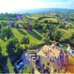 Роскошное итальянское загородное поместье на зелёных холмах с бассейном и обустроенной территорией, предлагающее уединение и шикарные виды, эксклюзивные объекты недвижимости от Треви Элит.