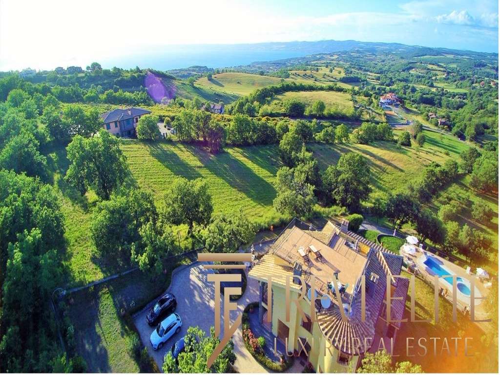 Роскошное итальянское загородное поместье на зелёных холмах с бассейном и обустроенной территорией, предлагающее уединение и шикарные виды, эксклюзивные объекты недвижимости от Треви Элит.