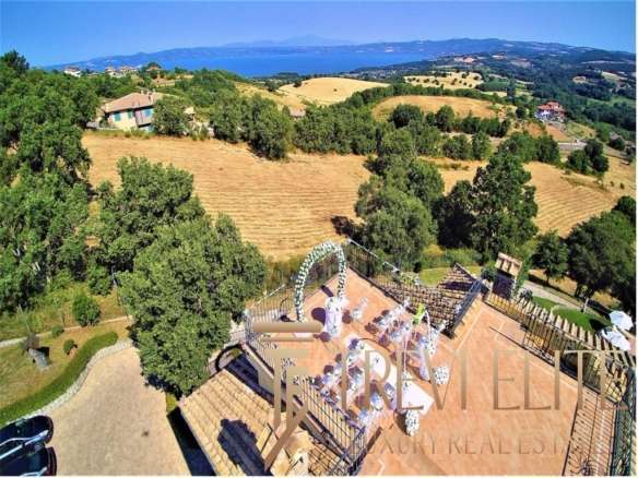 Загорождённый общим панорамным видом, роскошный террасный большой дом с уютной зоной отдыха, окружённой зеленью и живописными ландшафтами, в престижном районе Италии.