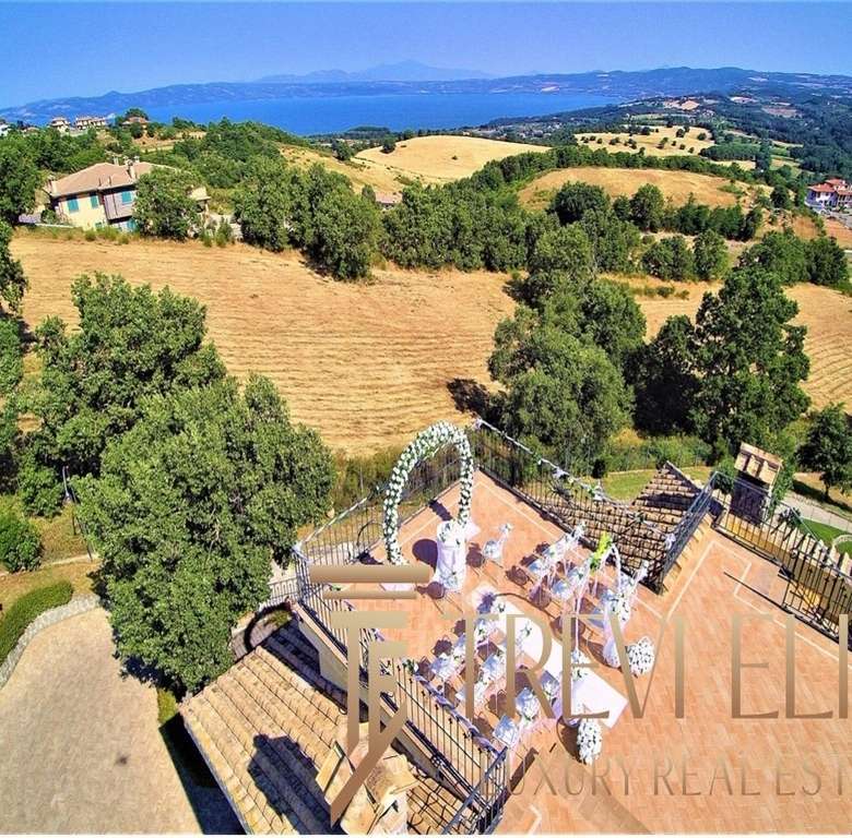 Загорождённый общим панорамным видом, роскошный террасный большой дом с уютной зоной отдыха, окружённой зеленью и живописными ландшафтами, в престижном районе Италии.