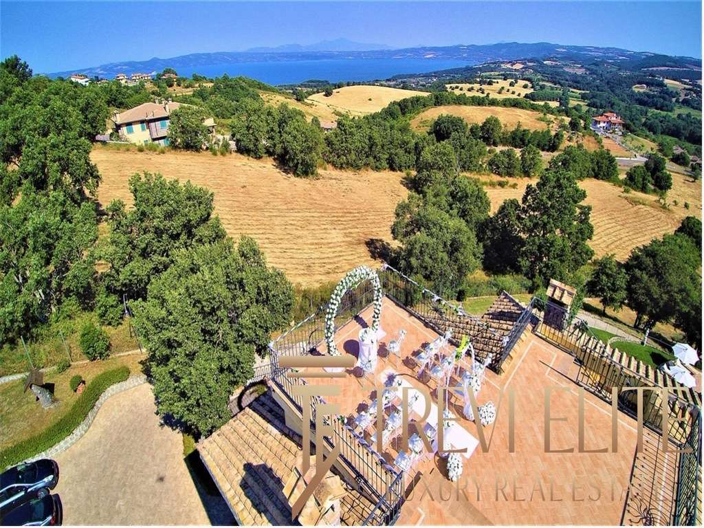 Загорождённый общим панорамным видом, роскошный террасный большой дом с уютной зоной отдыха, окружённой зеленью и живописными ландшафтами, в престижном районе Италии.