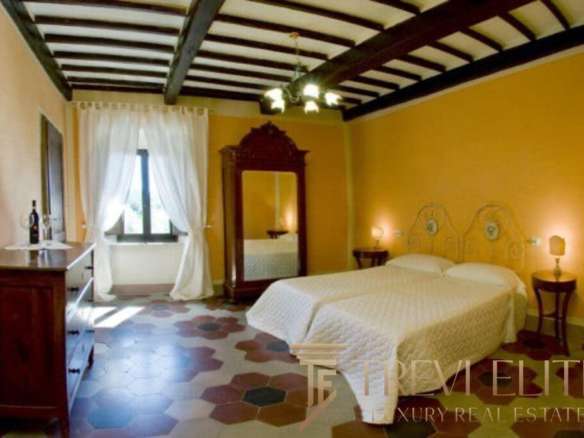 Уютная спальня в классическом стиле с деревянной мебелью и теплой цветовой палитрой, идеальное место для отдыха и роскоши.