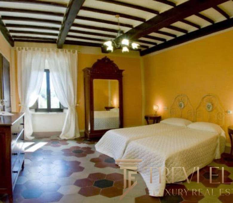 Уютная спальня в классическом стиле с деревянной мебелью и теплой цветовой палитрой, идеальное место для отдыха и роскоши.