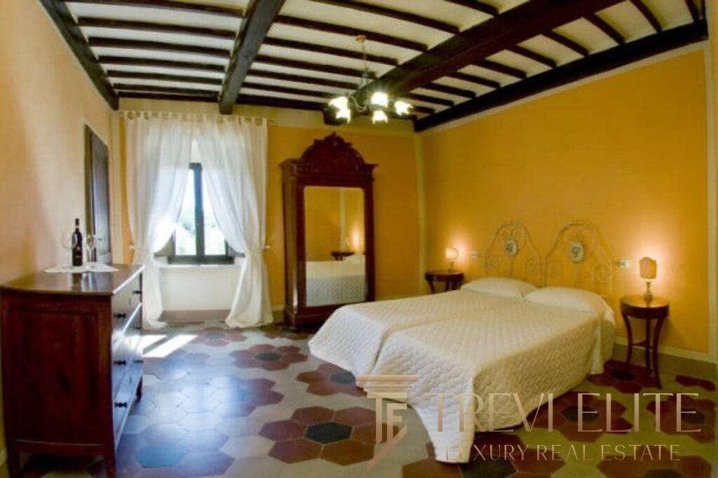 Уютная спальня в классическом стиле с деревянной мебелью и теплой цветовой палитрой, идеальное место для отдыха и роскоши.