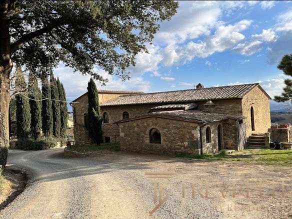 Уединённый каменный дом на итальянской сельской дороге, окружённый живописными деревьями и кедрами, представляет собой уникальную роскошную недвижимость от агентства Треви Элит.