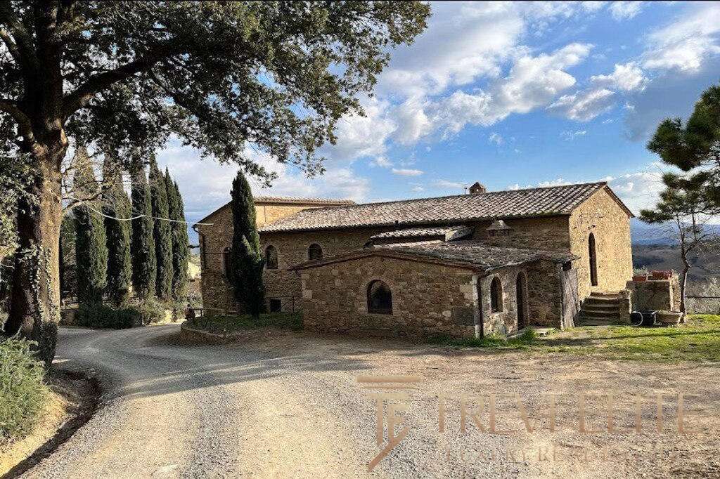 Уединённый каменный дом на итальянской сельской дороге, окружённый живописными деревьями и кедрами, представляет собой уникальную роскошную недвижимость от агентства Треви Элит.