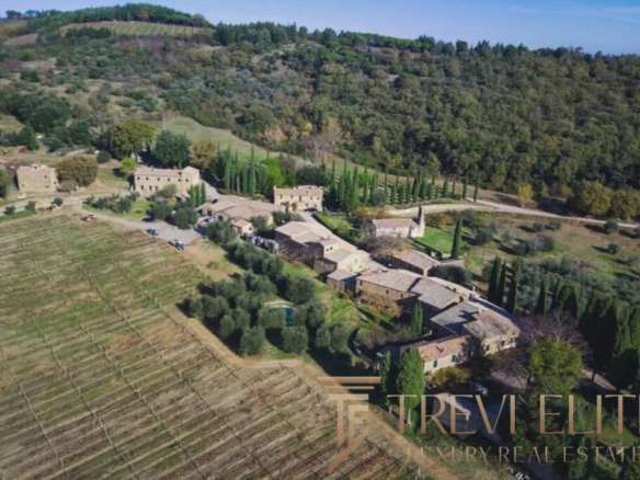 Уединенное итальянское селение среди холмов с живописной природой и виноградниками, элитная недвижимость, роскошные виллы и окружение для ценителей высококлассной загородной жизни.